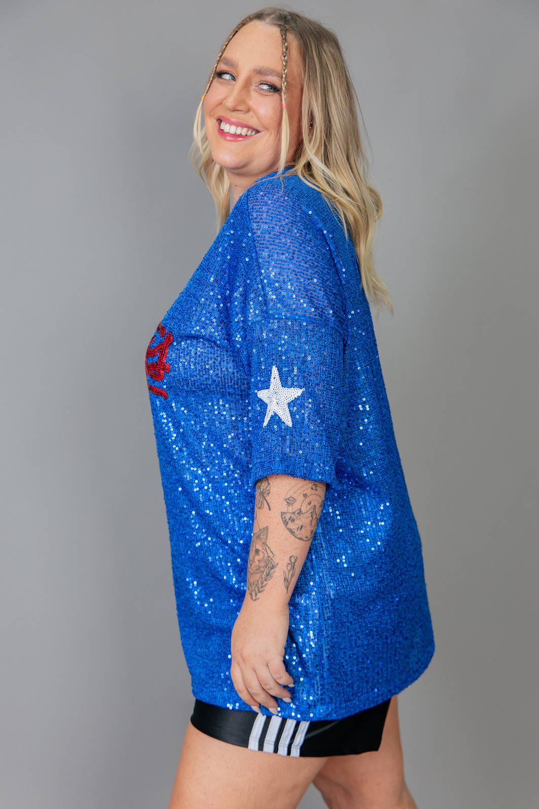 CAMISETA T-SHIRT OVERSIZED DE PAETÊ AZUL COM BORDADO GREETINGS