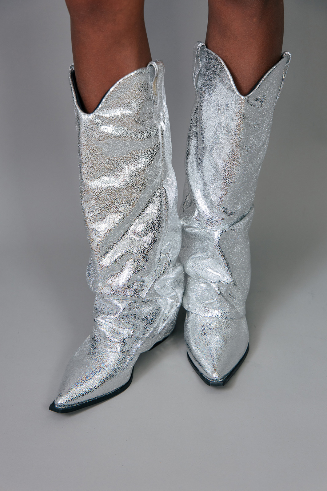 BOTA SLOUCHY METALIZADA PRATA BOTA SLOUCHY METALIZADA PRATA