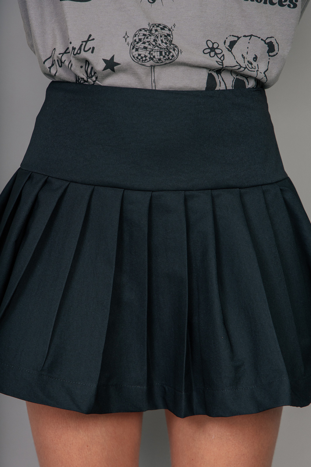 SHORT SAIA PRETO COM PREGAS