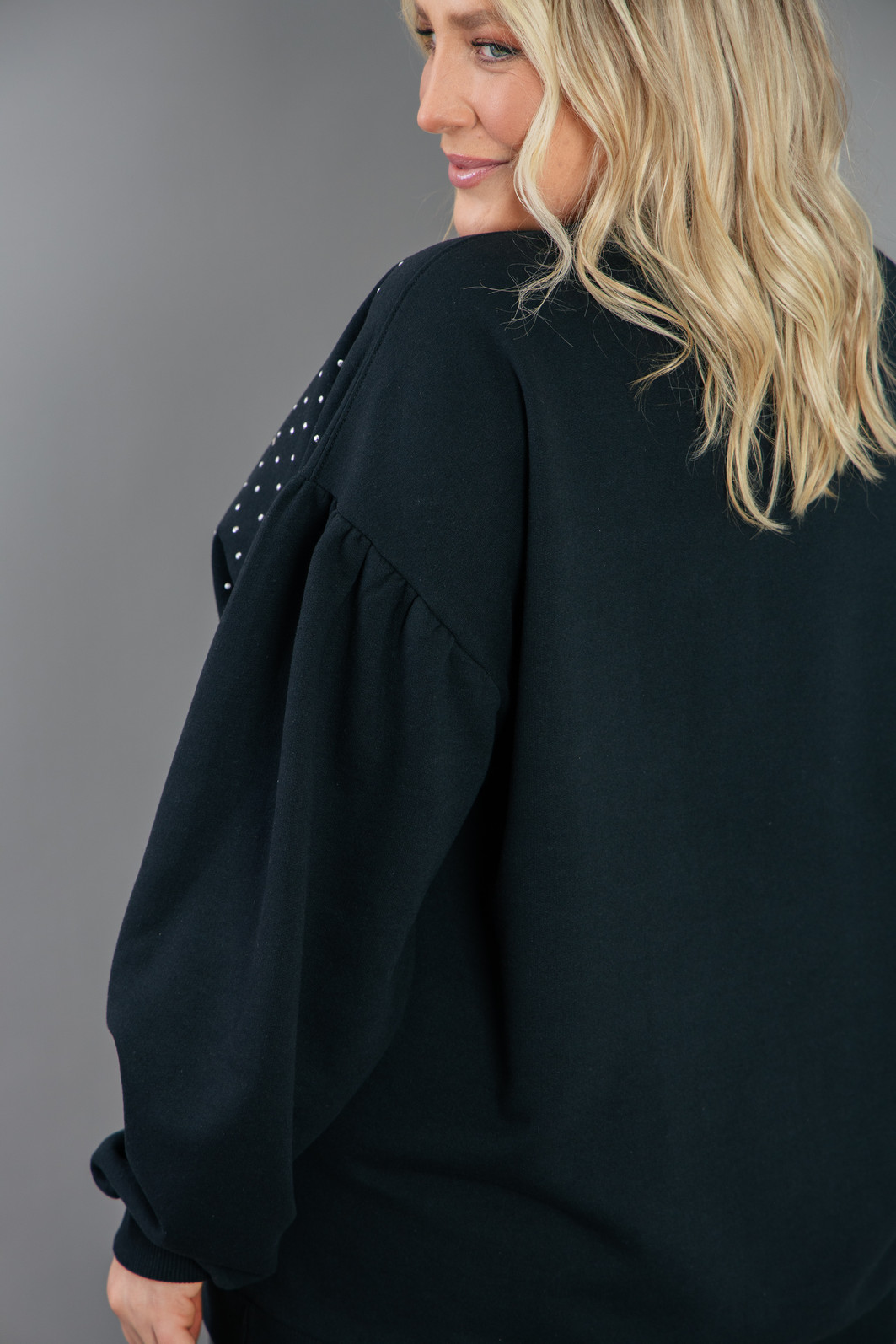 CASACO DE MOLETOM PRETO SELF LOVE COM TACHAS CASACO DE MOLETOM PRETO SELF LOVE COM TACHAS