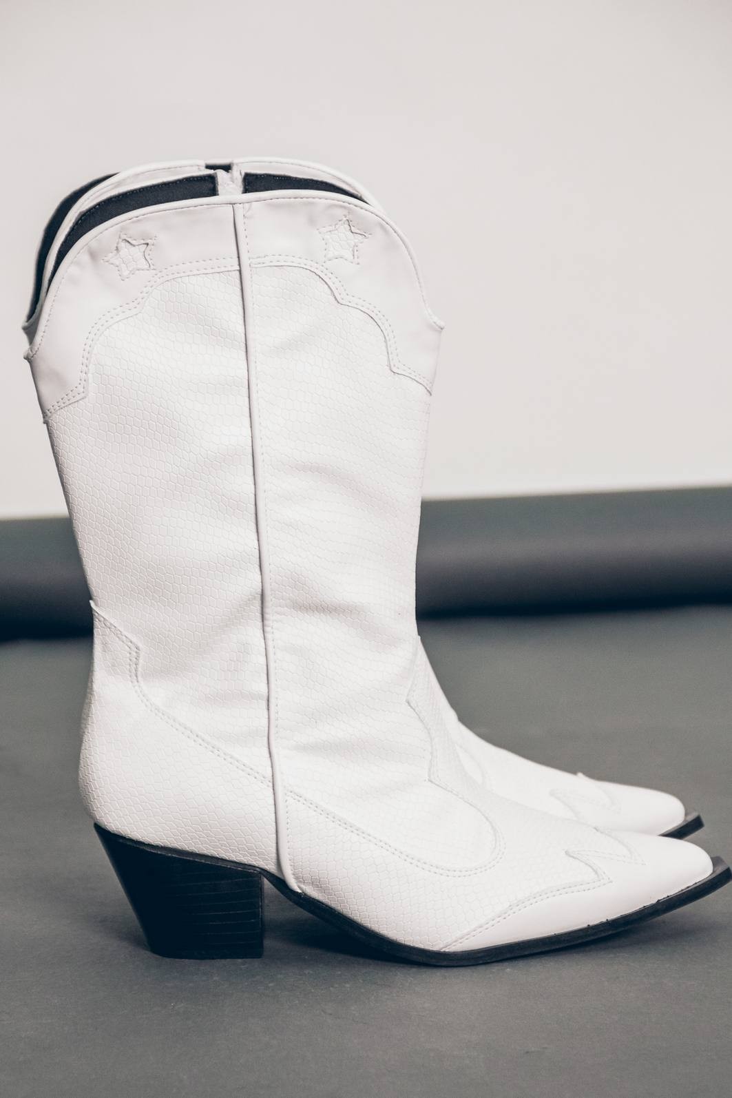 BOTA COUNTRY BORDADA BRANCA BOTA COUNTRY BORDADA BRANCA