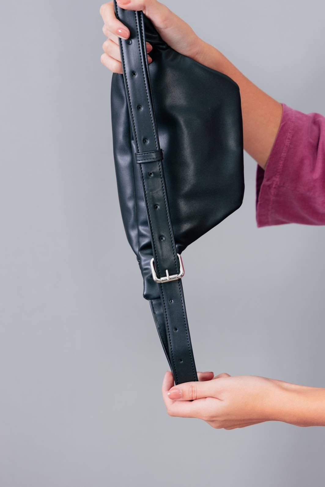 POCHETE PRETA COM TACHAS POCHETE PRETA COM TACHAS