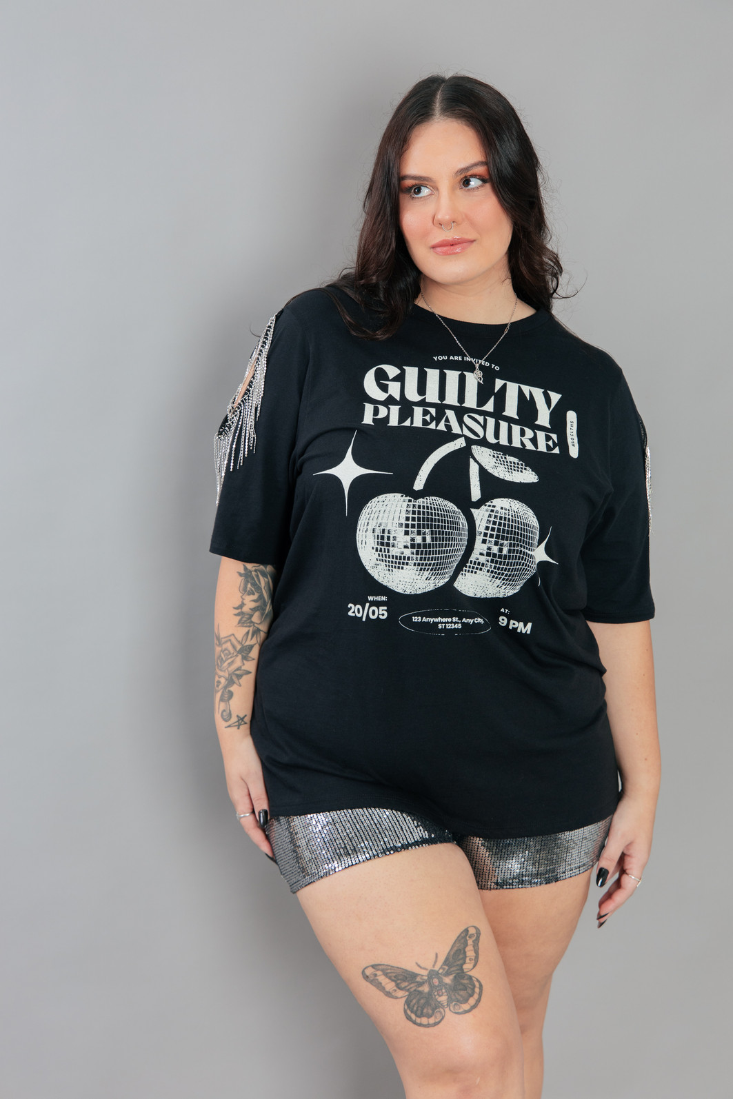 CAMISETA T-SHIRT PRETA COM FRANJAS STRASS NO OMBRO GUILTY CAMISETA T-SHIRT PRETA COM FRANJAS STRASS NO OMBRO GUILTY