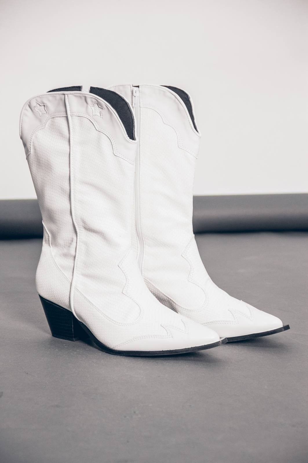 BOTA COUNTRY BORDADA BRANCA BOTA COUNTRY BORDADA BRANCA