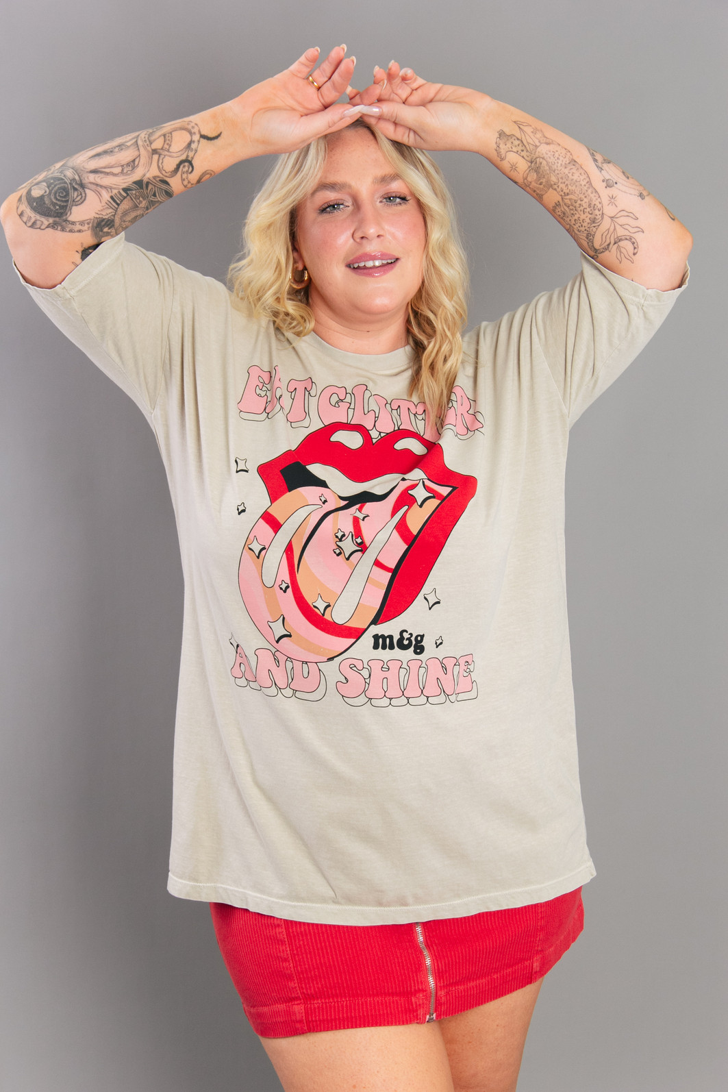 CAMISETA T-SHIRT OVERSIZED BEGE EAT GLITTER AND SHINE CAMISETA T-SHIRT OVERSIZED BEGE EAT GLITTER AND SHINE