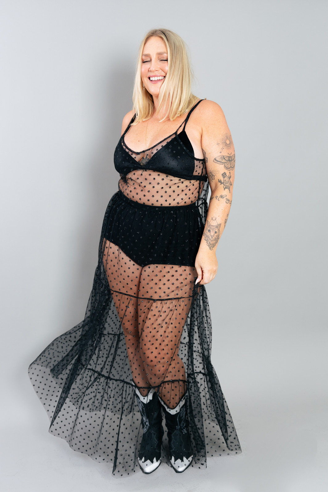 VESTIDO DE ALCINHA EM TULE PRETO COM ESTRELINHAS PEQUENAS VESTIDO DE ALCINHA EM TULE PRETO COM ESTRELINHAS PEQUENAS