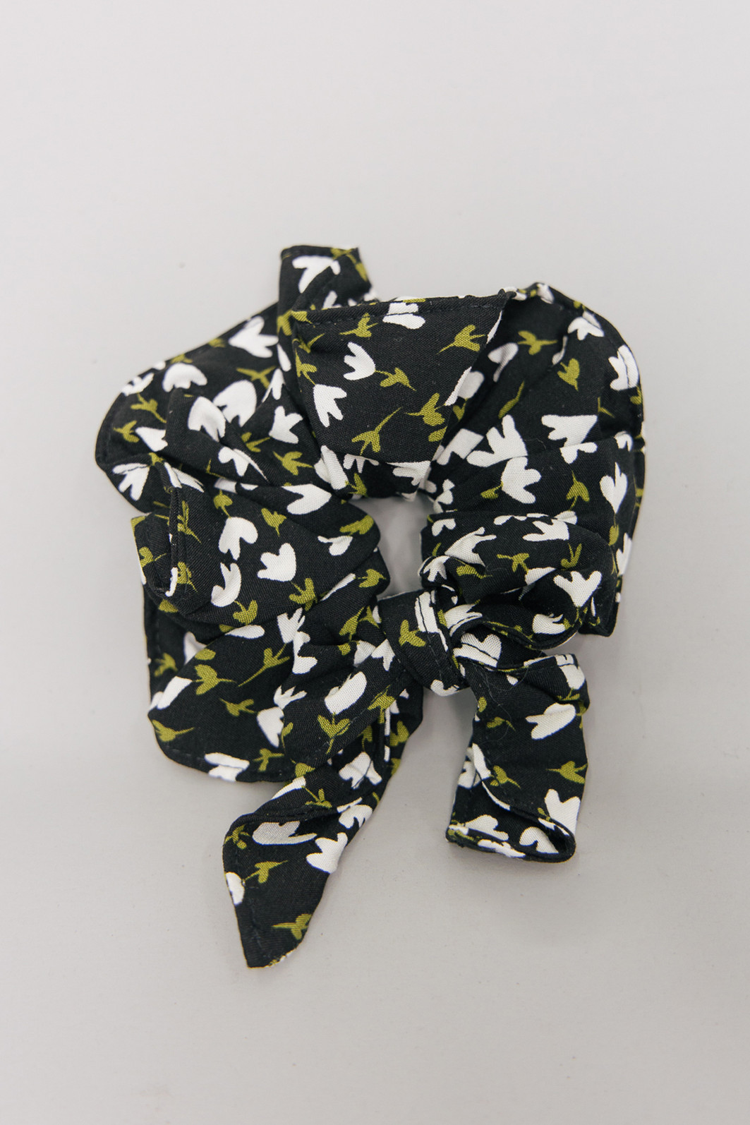 SCRUNCHIE FLORAL LIBERTY PRETO