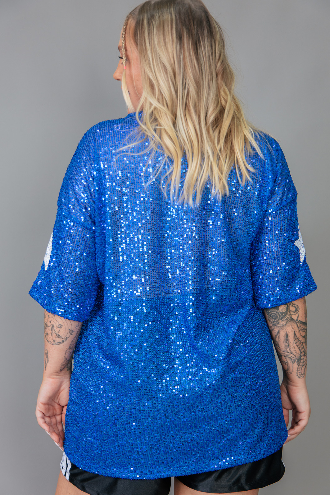 CAMISETA T-SHIRT OVERSIZED DE PAETÊ AZUL COM BORDADO GREETINGS