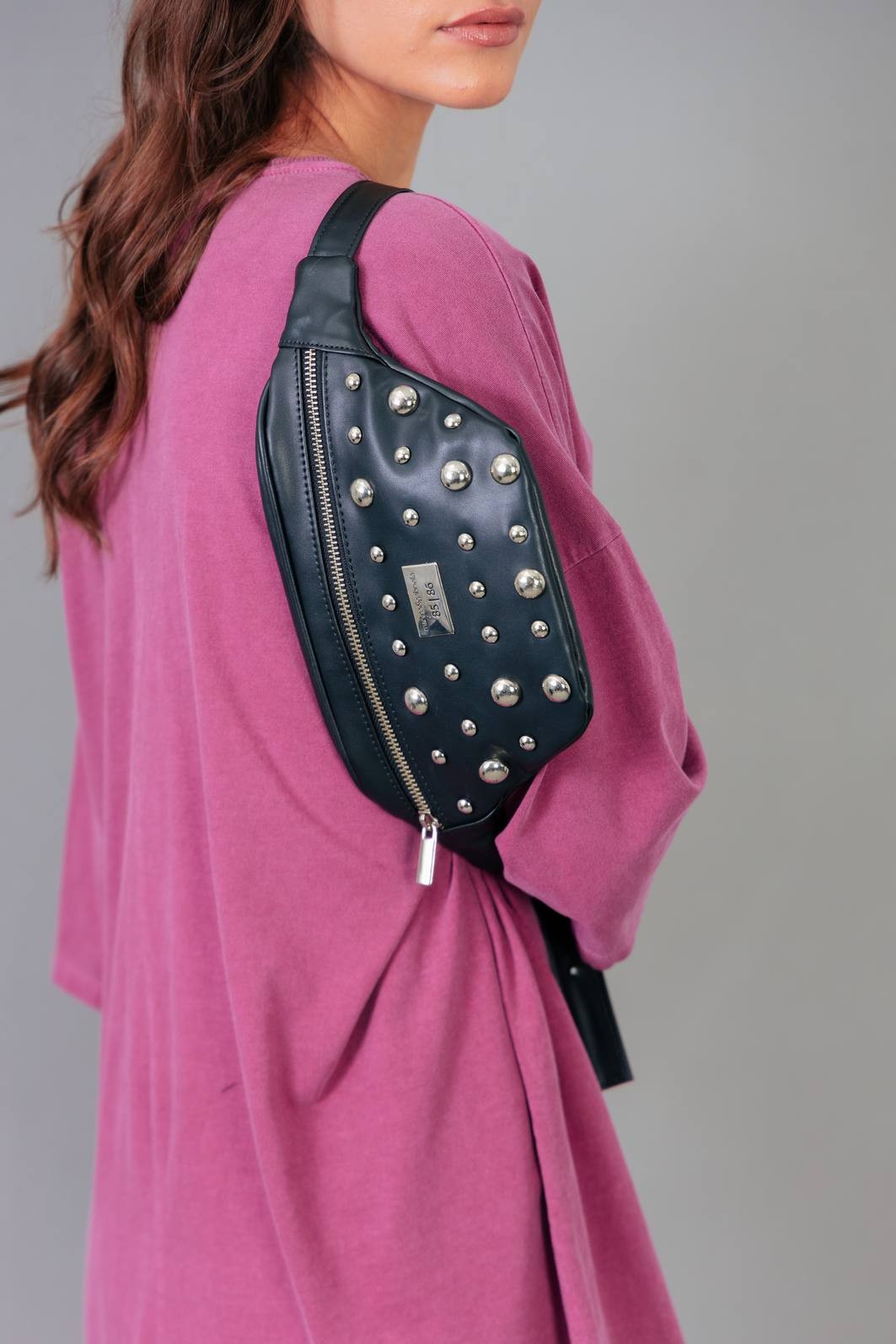 POCHETE PRETA COM TACHAS POCHETE PRETA COM TACHAS