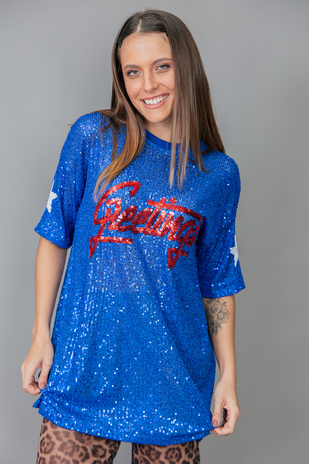 CAMISETA T-SHIRT OVERSIZED DE PAETÊ AZUL COM BORDADO GREETINGS