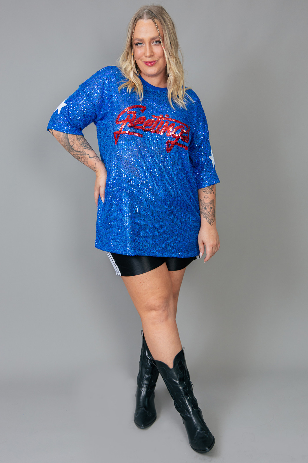 CAMISETA T-SHIRT OVERSIZED DE PAETÊ AZUL COM BORDADO GREETINGS
