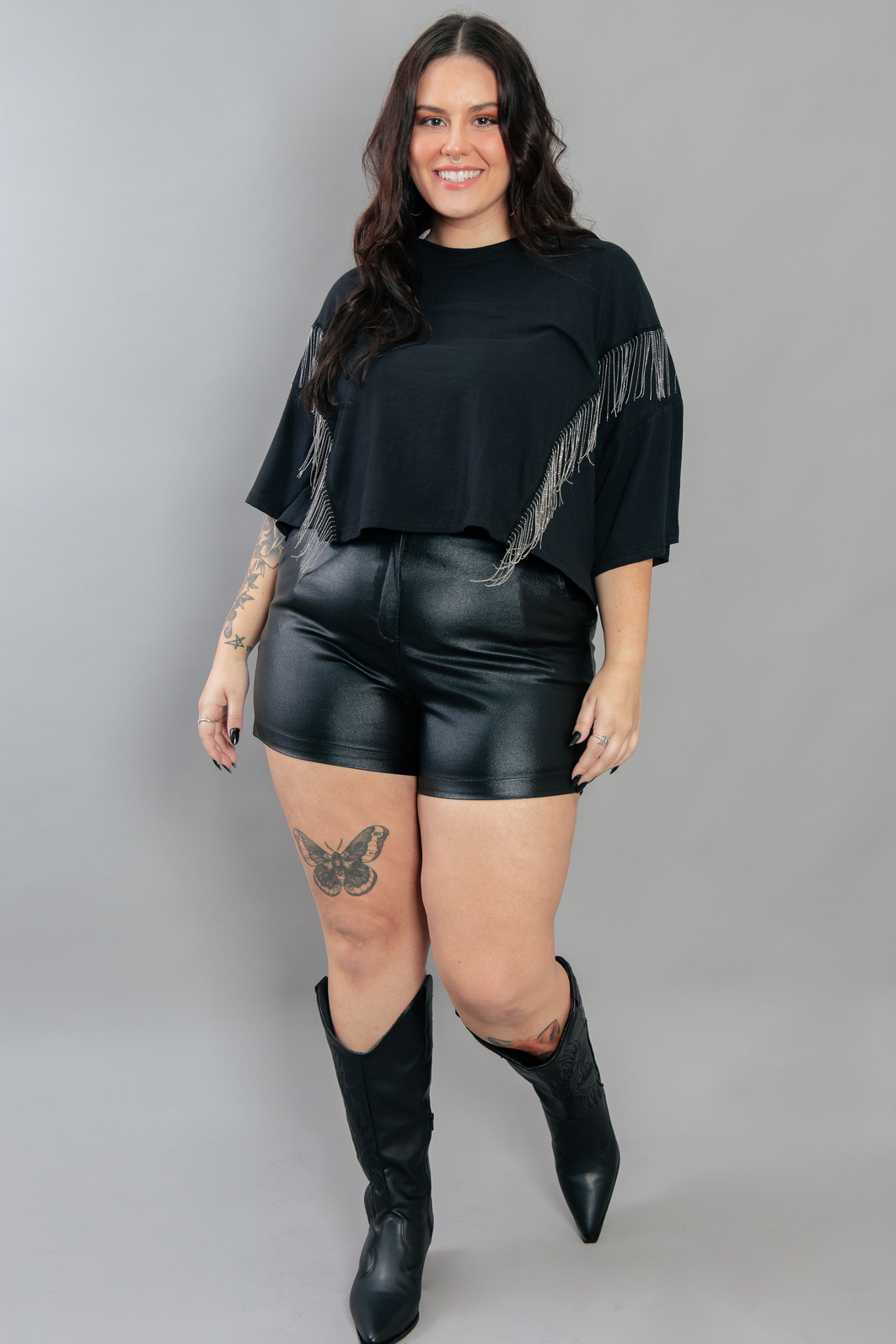 CAMISETA CROPPED PRETA COM APLIQUE DE FRANJAS METÁLICA CAMISETA CROPPED PRETA COM APLIQUE DE FRANJAS METÁLICA