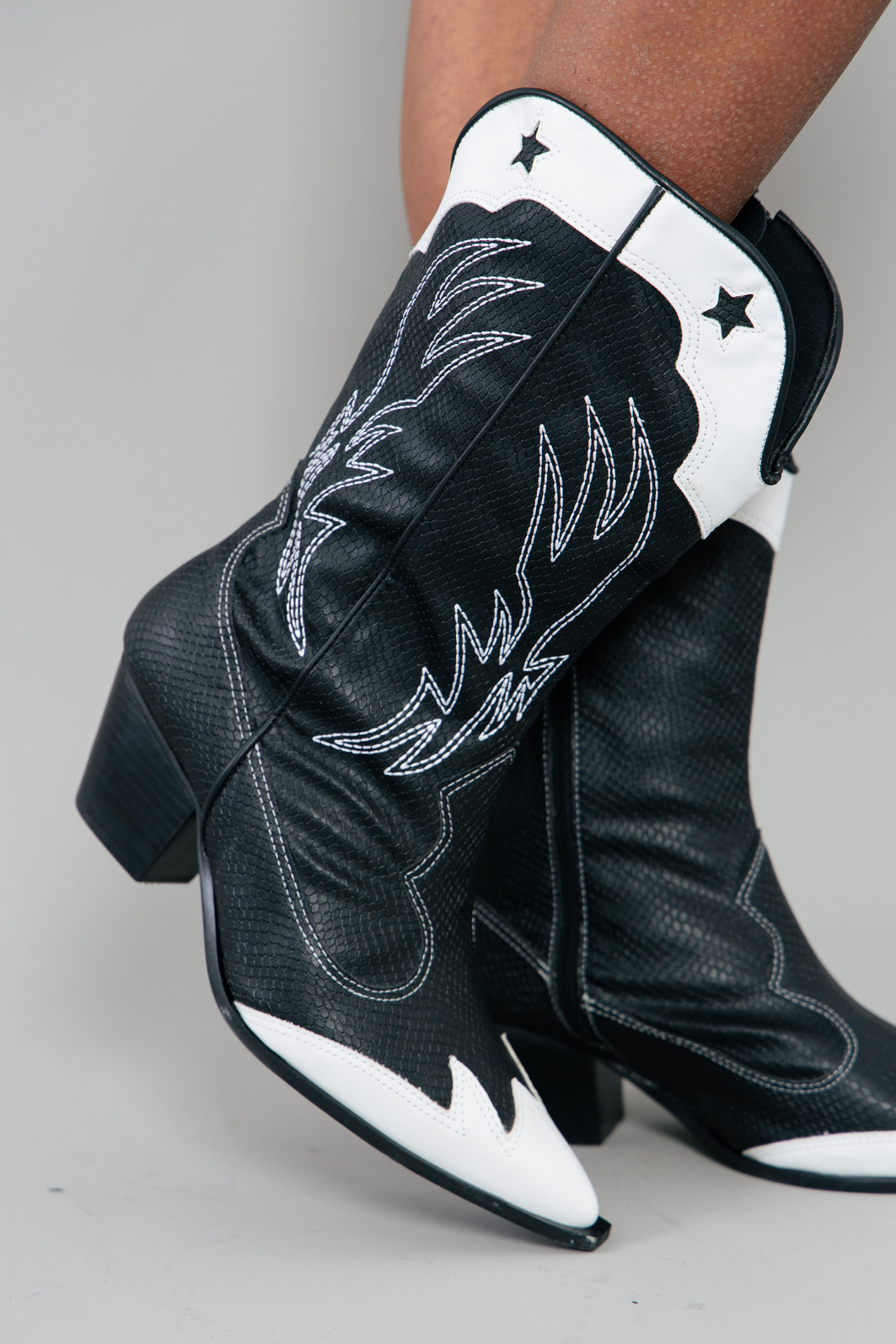 BOTA COUNTRY BORDADA P&B PRETA