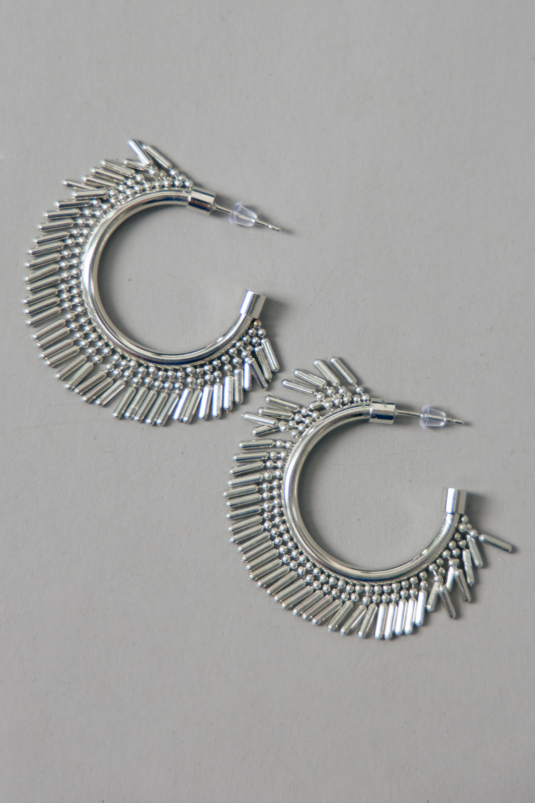 BRINCO ARGOLA PRATEADA COM FRANJAS BRINCO ARGOLA PRATEADA COM FRANJAS