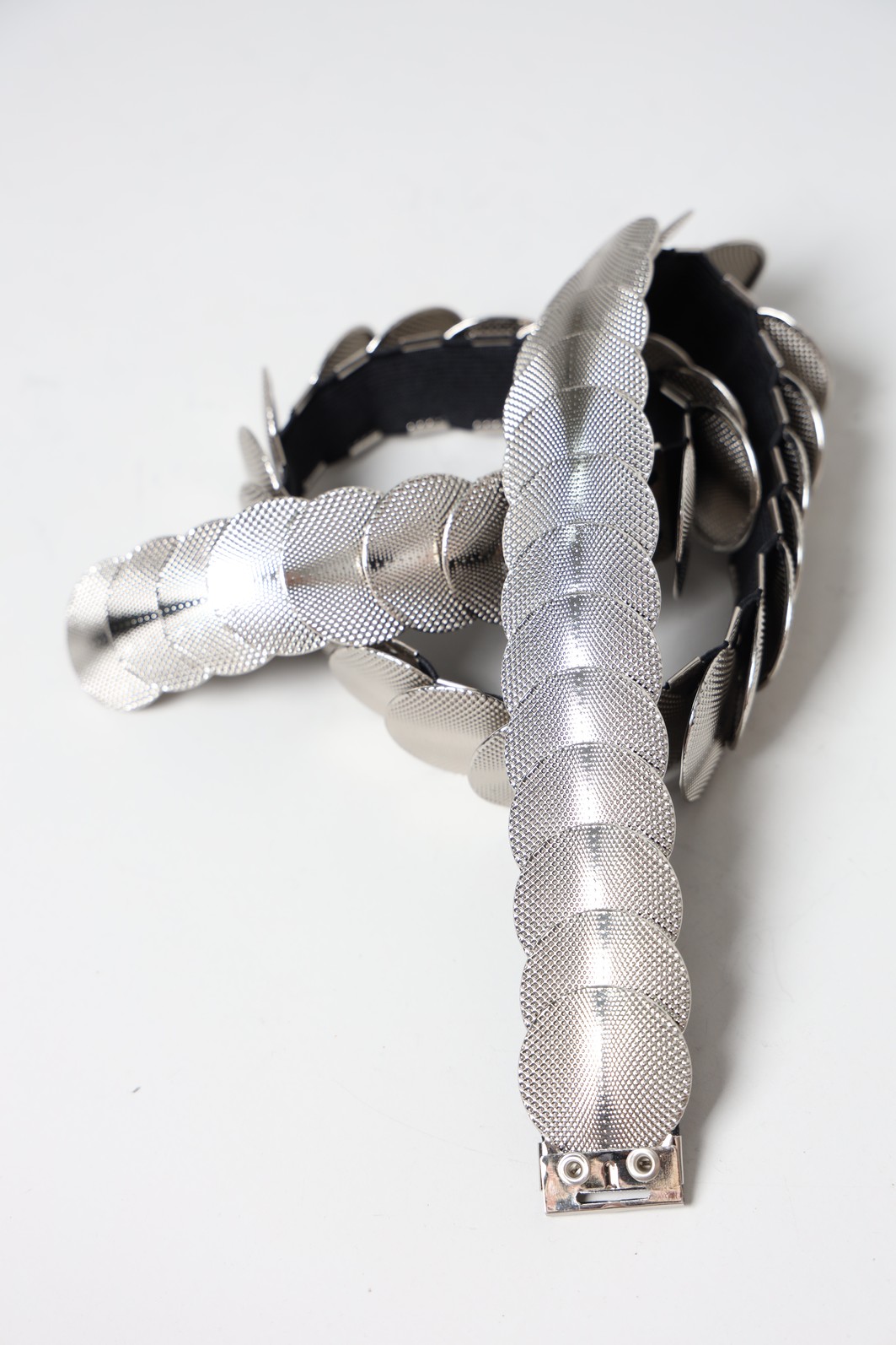 CINTO PRATA MOEDA TEXTURIZADO CINTO PRATA MOEDA TEXTURIZADO