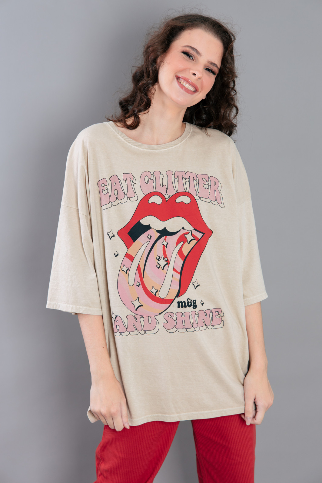 CAMISETA T-SHIRT OVERSIZED BEGE EAT GLITTER AND SHINE CAMISETA T-SHIRT OVERSIZED BEGE EAT GLITTER AND SHINE