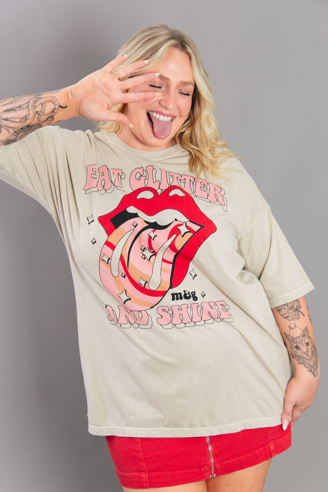 CAMISETA T-SHIRT OVERSIZED BEGE EAT GLITTER AND SHINE CAMISETA T-SHIRT OVERSIZED BEGE EAT GLITTER AND SHINE