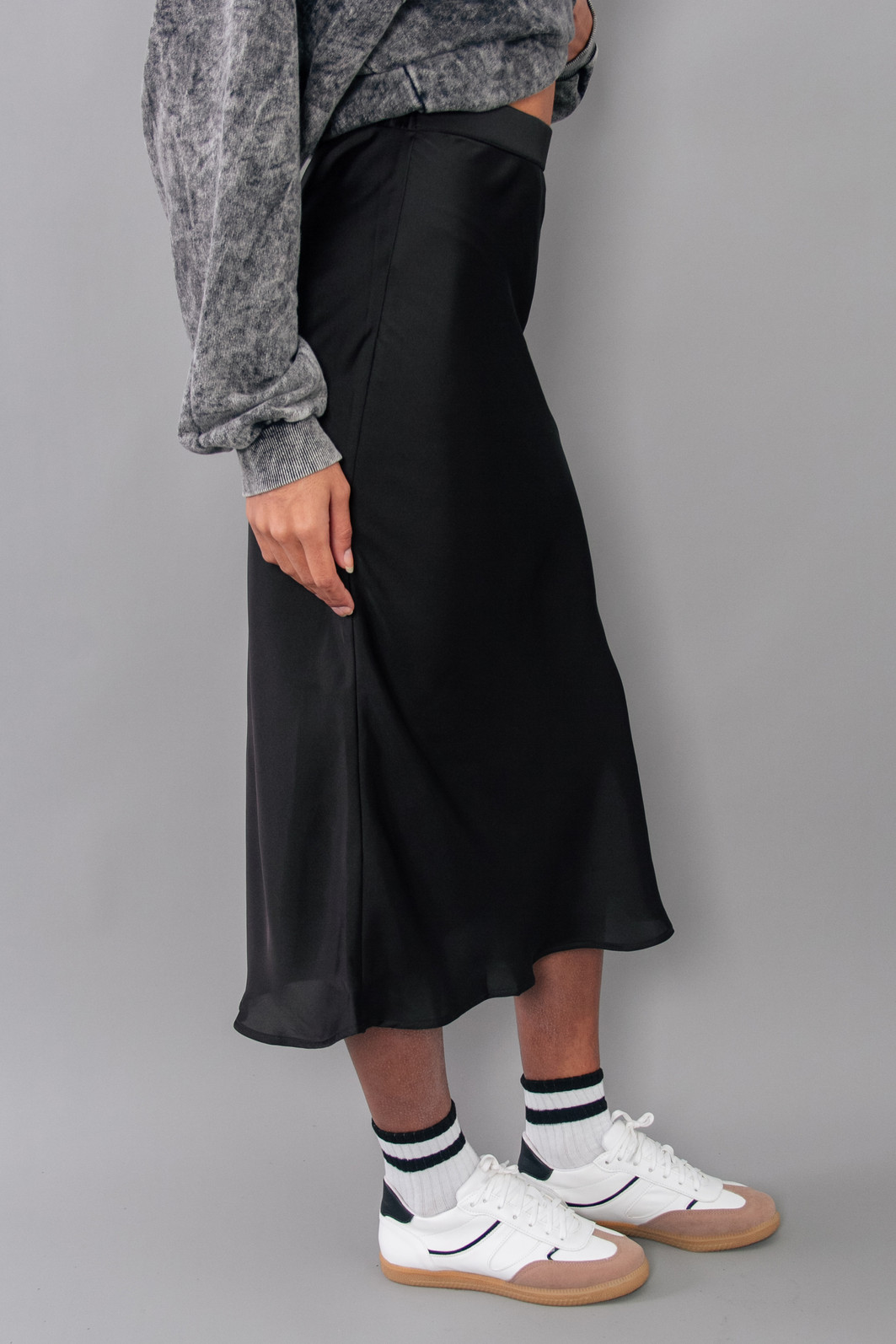 SAIA MIDI DE CETIM FASHIONISTA PRETA SAIA MIDI DE CETIM FASHIONISTA PRETA