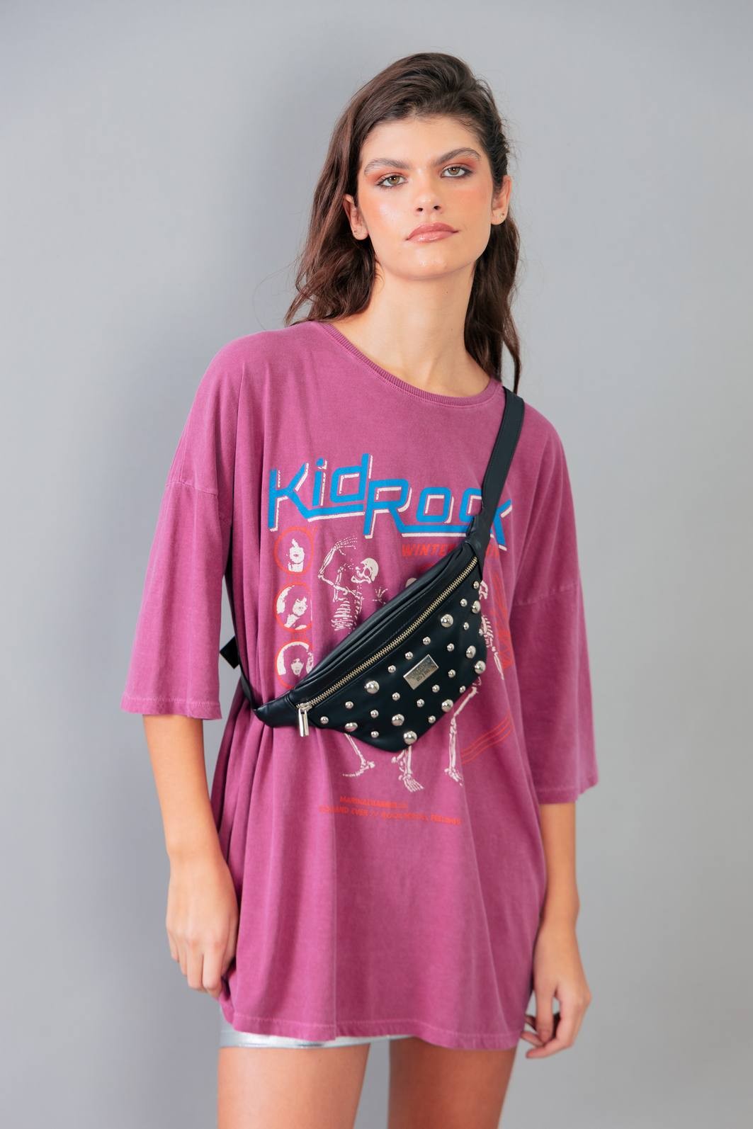 POCHETE PRETA COM TACHAS POCHETE PRETA COM TACHAS