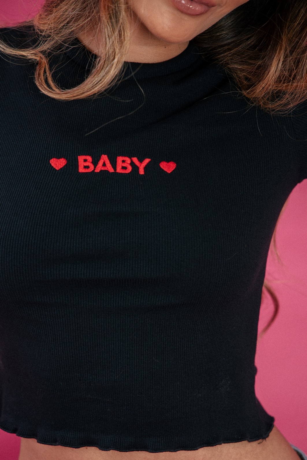 BLUSA BABYLOOK  CANELADA PRETA COM BORDADO BABY