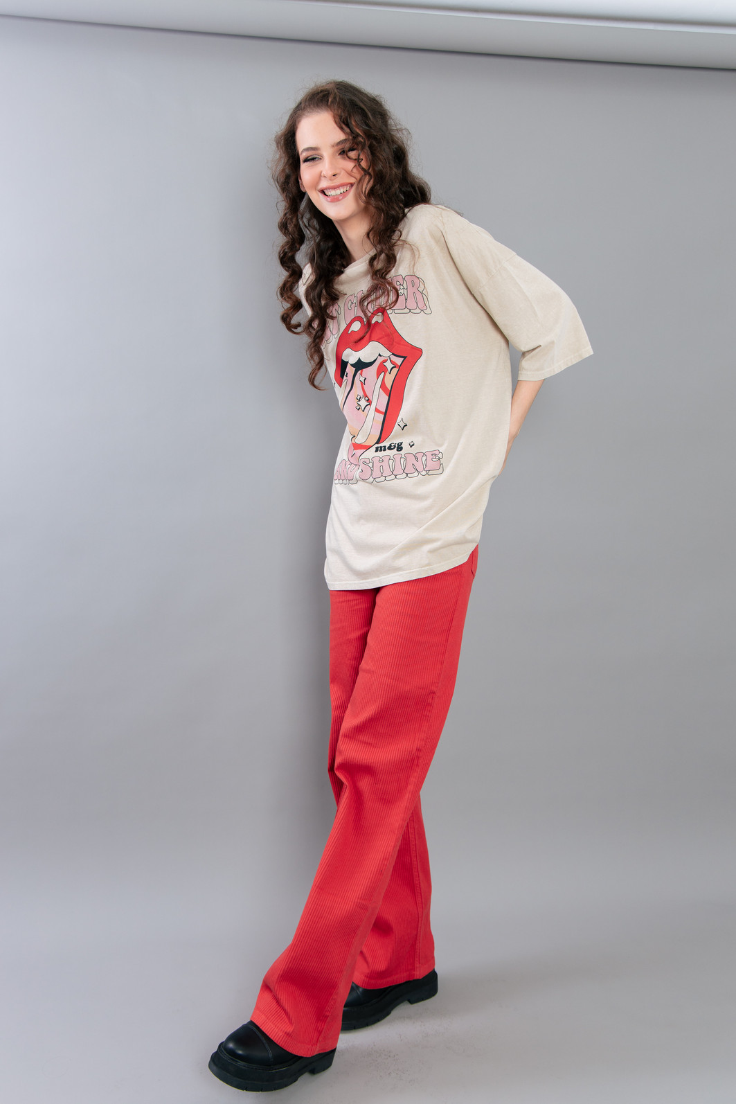 CAMISETA T-SHIRT OVERSIZED BEGE EAT GLITTER AND SHINE CAMISETA T-SHIRT OVERSIZED BEGE EAT GLITTER AND SHINE