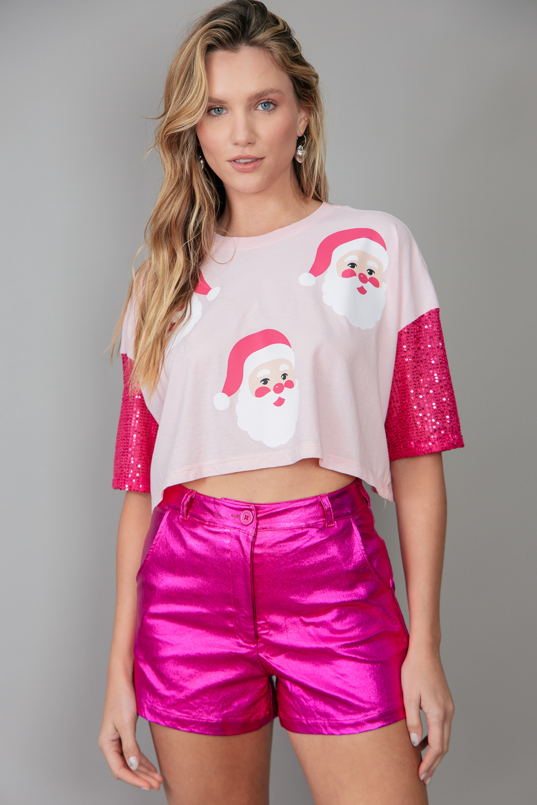 CAMISETA T-SHIRT CROPPED ROSA SANTA CLAUS COM MANGAS DE PAETÊS CAMISETA T-SHIRT CROPPED ROSA SANTA CLAUS COM MANGAS DE PAETÊS