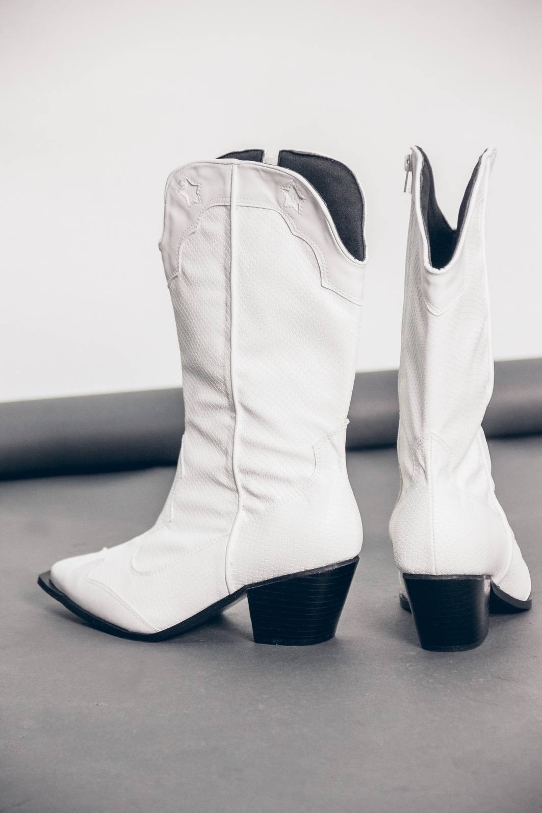 BOTA COUNTRY BORDADA BRANCA BOTA COUNTRY BORDADA BRANCA