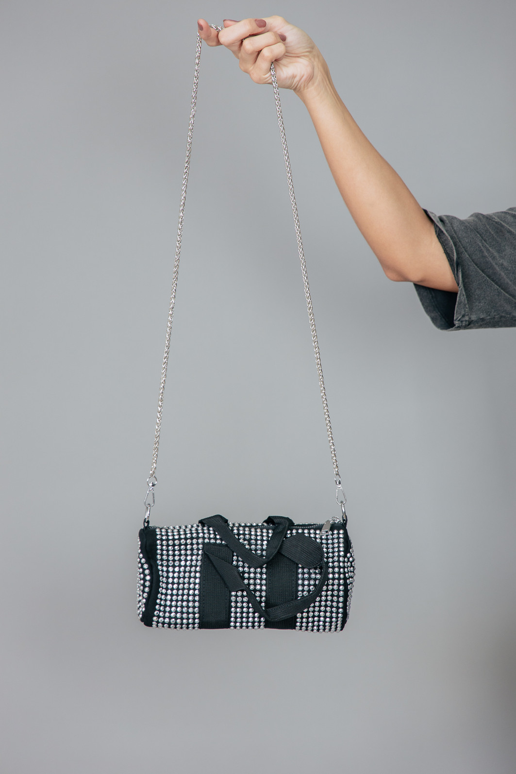 BOLSA CLUTCH PRETA COM TACHAS BOLSA CLUTCH PRETA COM TACHAS