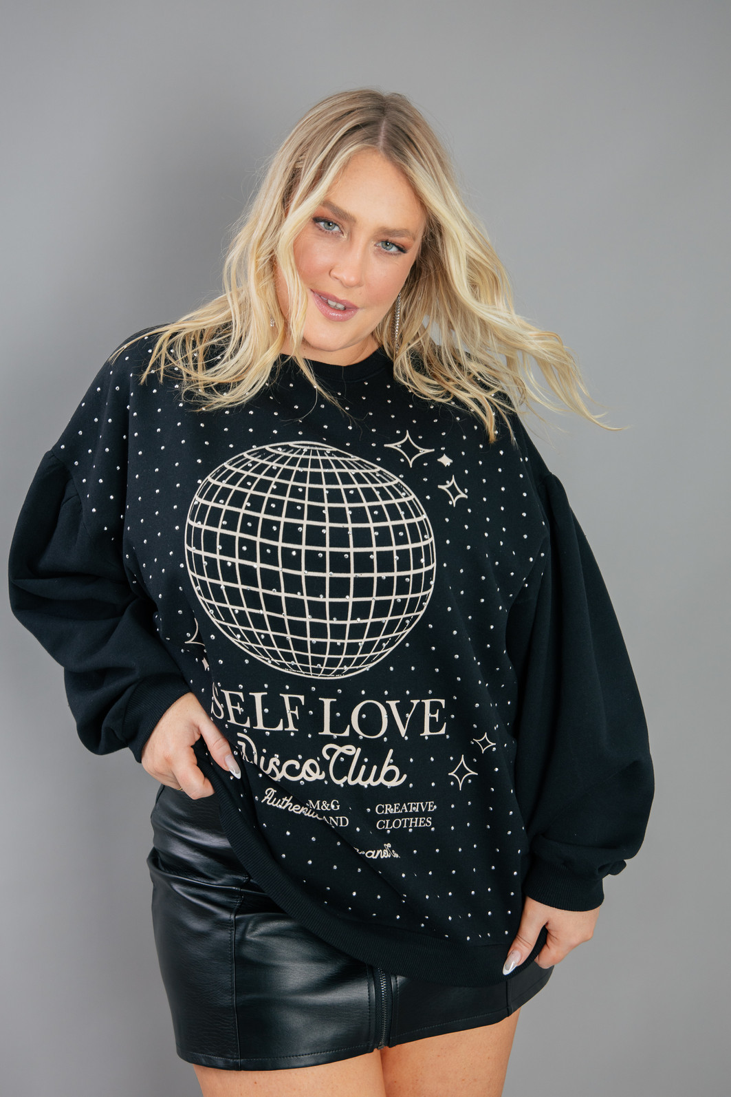 CASACO DE MOLETOM PRETO SELF LOVE COM TACHAS CASACO DE MOLETOM PRETO SELF LOVE COM TACHAS