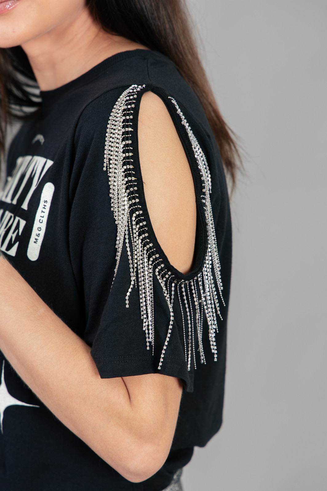 CAMISETA T-SHIRT PRETA COM FRANJAS STRASS NO OMBRO GUILTY CAMISETA T-SHIRT PRETA COM FRANJAS STRASS NO OMBRO GUILTY