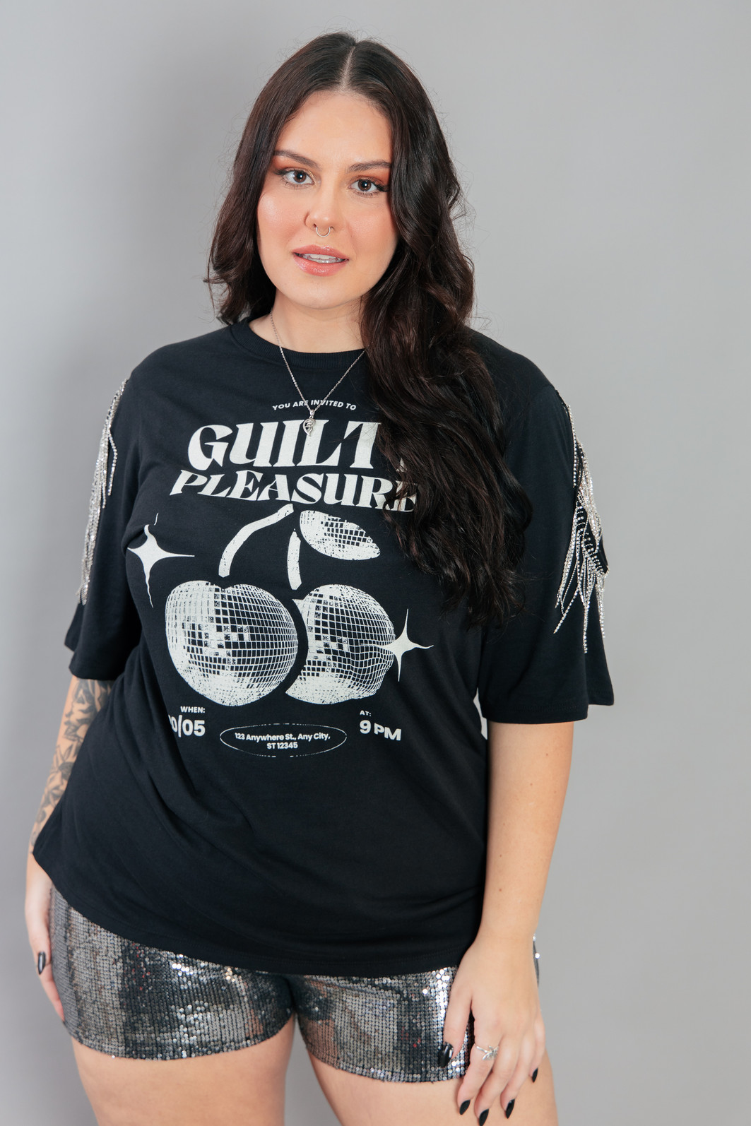 CAMISETA T-SHIRT PRETA COM FRANJAS STRASS NO OMBRO GUILTY CAMISETA T-SHIRT PRETA COM FRANJAS STRASS NO OMBRO GUILTY