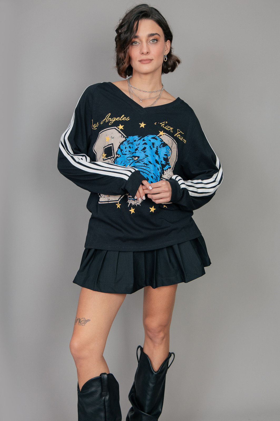 SHORT SAIA PRETO COM PREGAS