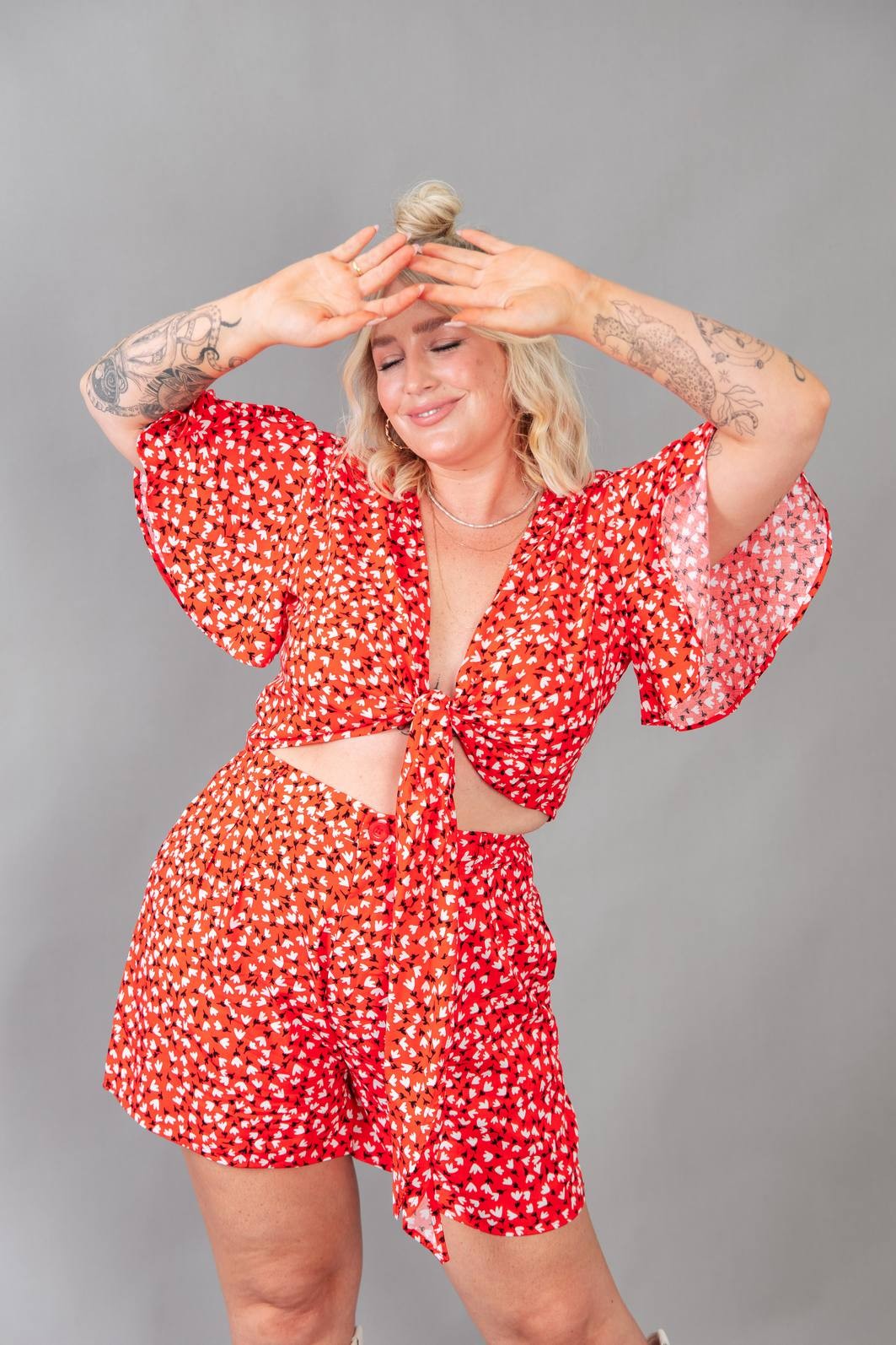 SHORT BOLSO FACA FLORAL LIBERTY VERMELHO