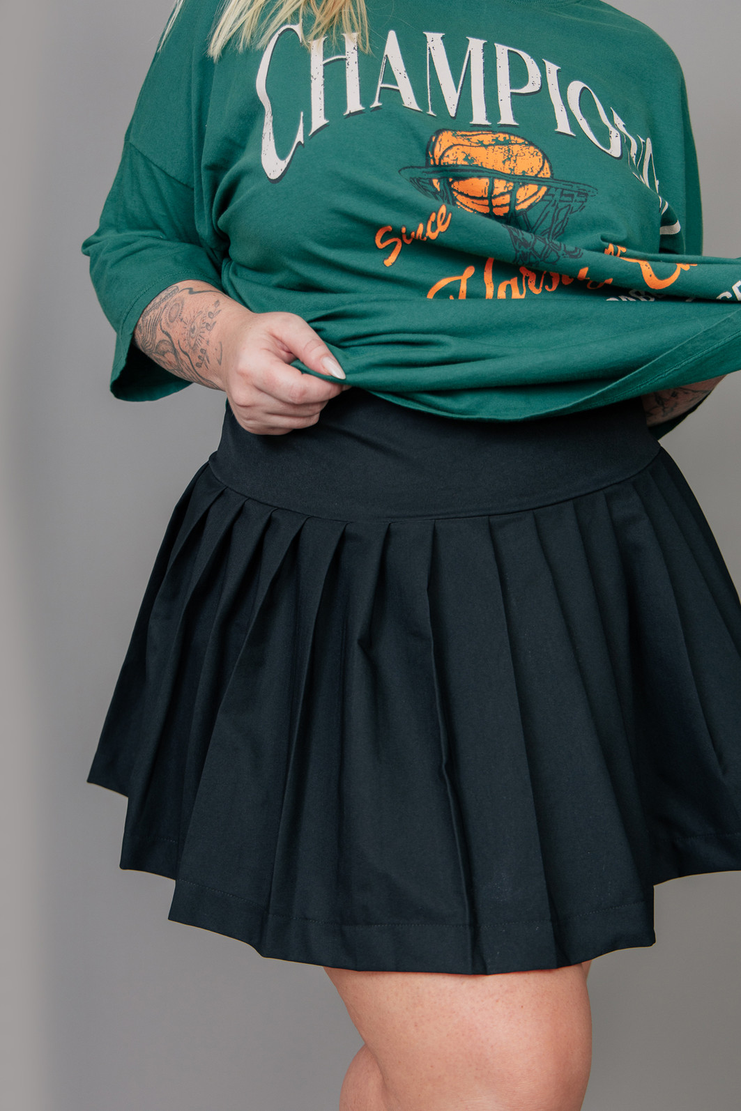 SHORT SAIA PRETO COM PREGAS