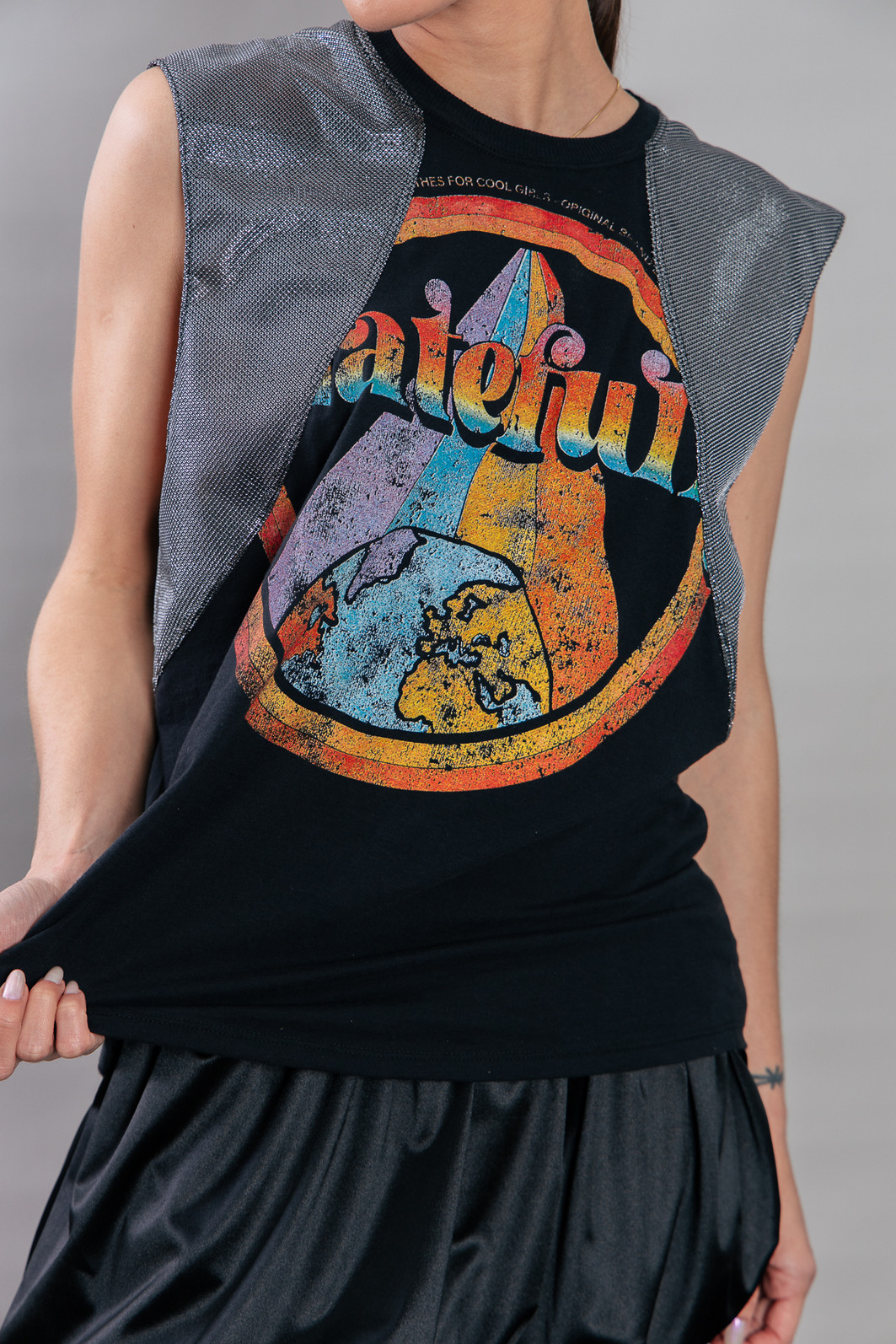 REGATA MACHÃO COM RECORTE OMBROS PRATA GRATEFULLY