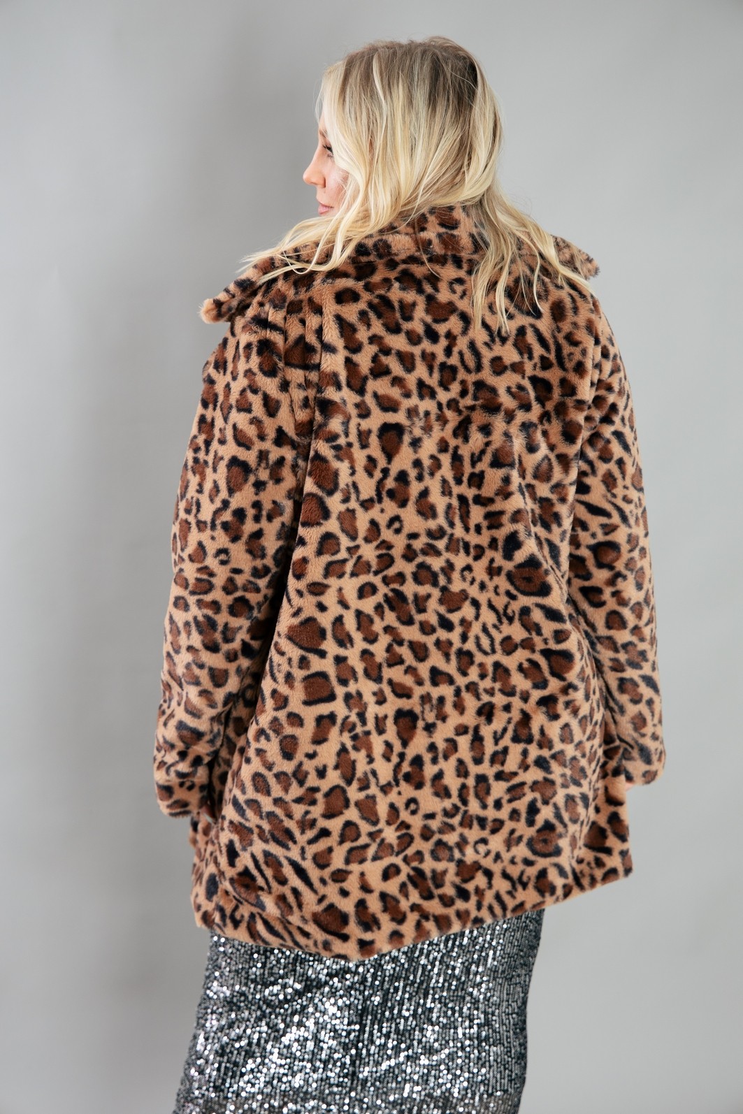 CASACO PELÚCIA ONCINHA COMPRIDO CASACO PELÚCIA ONCINHA COMPRIDO