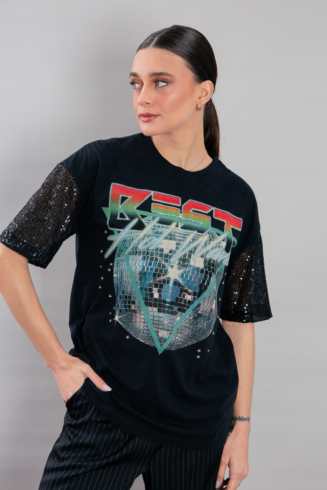 CAMISETA T-SHIRT VINTAGE PRETA COM MANGAS PAETÊS BEST