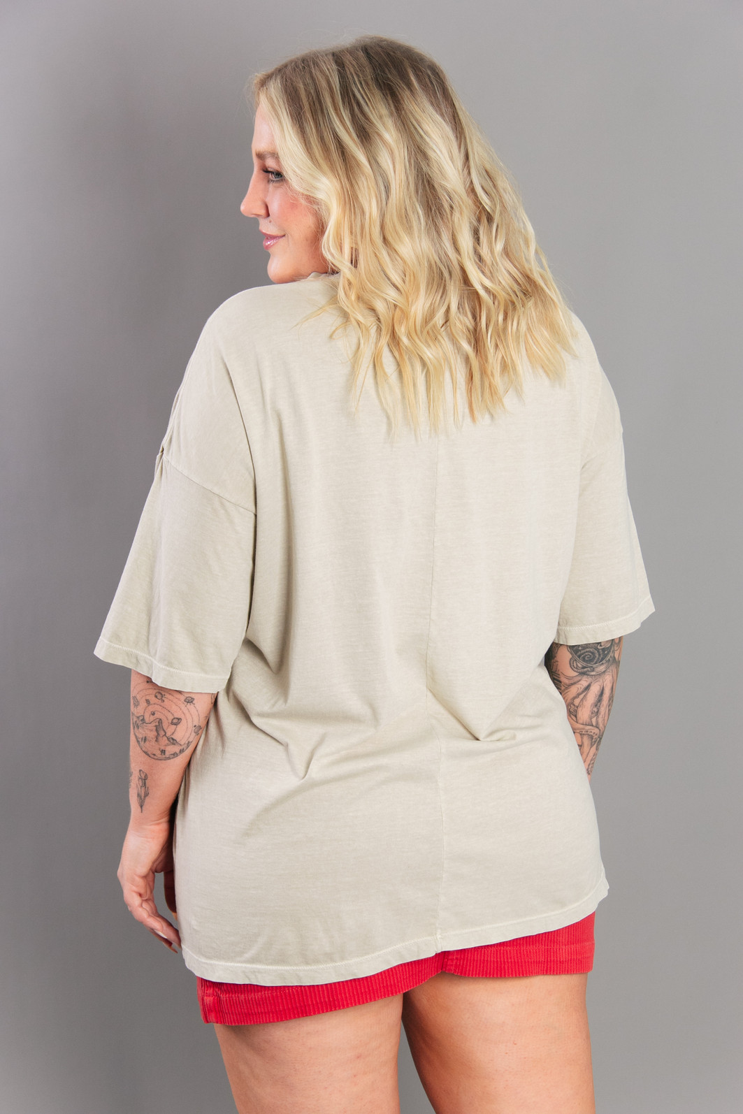 CAMISETA T-SHIRT OVERSIZED BEGE EAT GLITTER AND SHINE CAMISETA T-SHIRT OVERSIZED BEGE EAT GLITTER AND SHINE