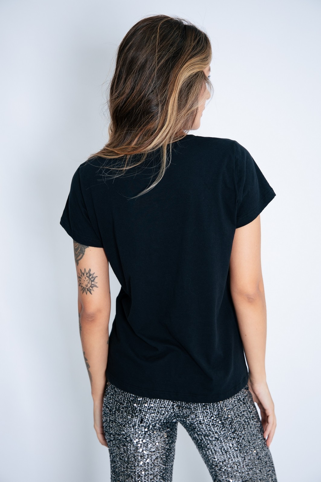 CAMISETA T-SHIRT PRETA STAY COM BOLSO PAETÊ DISCO CAMISETA T-SHIRT PRETA STAY COM BOLSO PAETÊ DISCO