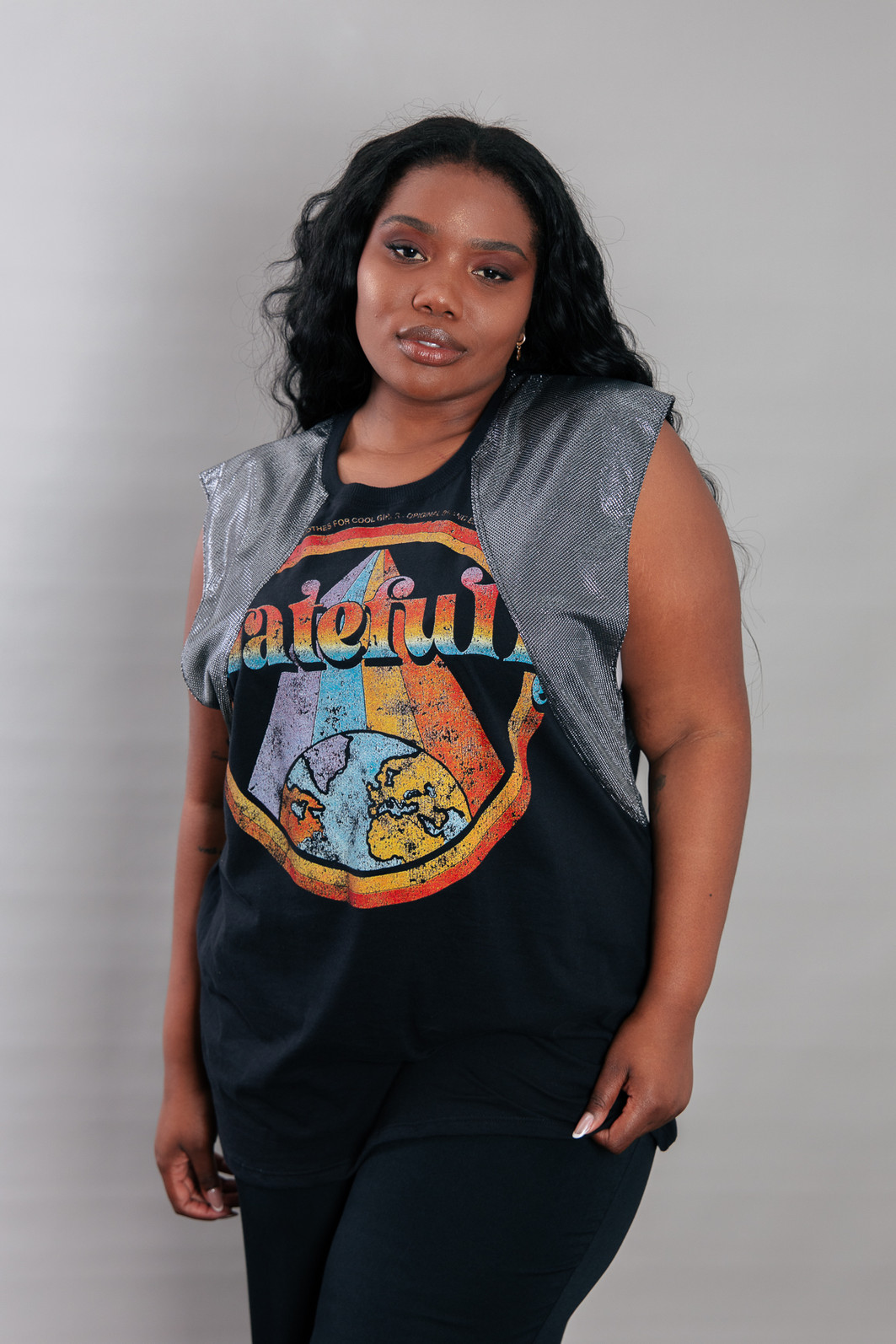 REGATA MACHÃO COM RECORTE OMBROS PRATA GRATEFULLY