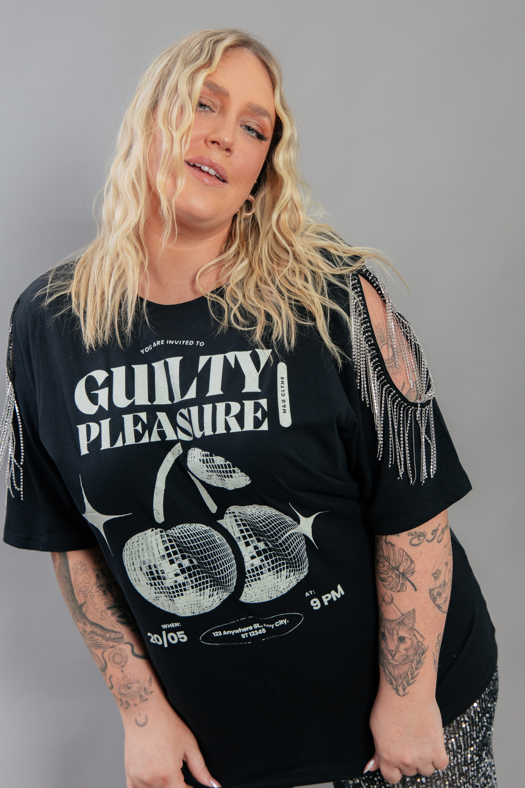 CAMISETA T-SHIRT PRETA COM FRANJAS STRASS NO OMBRO GUILTY CAMISETA T-SHIRT PRETA COM FRANJAS STRASS NO OMBRO GUILTY