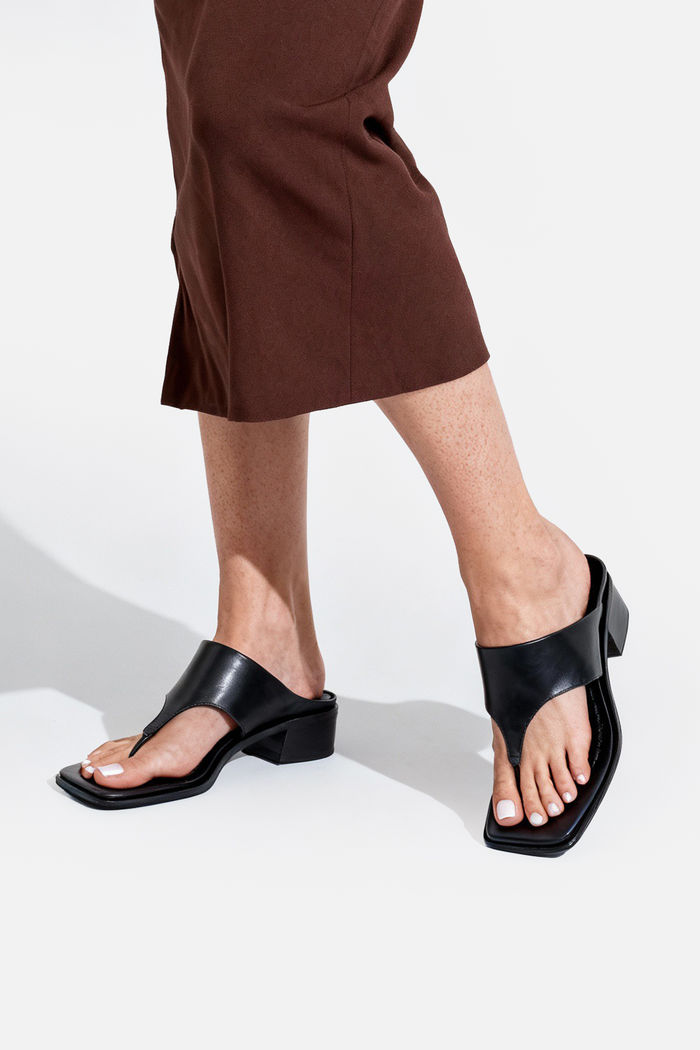 Mule Minimalista em Couro com Salto Bloco Preto