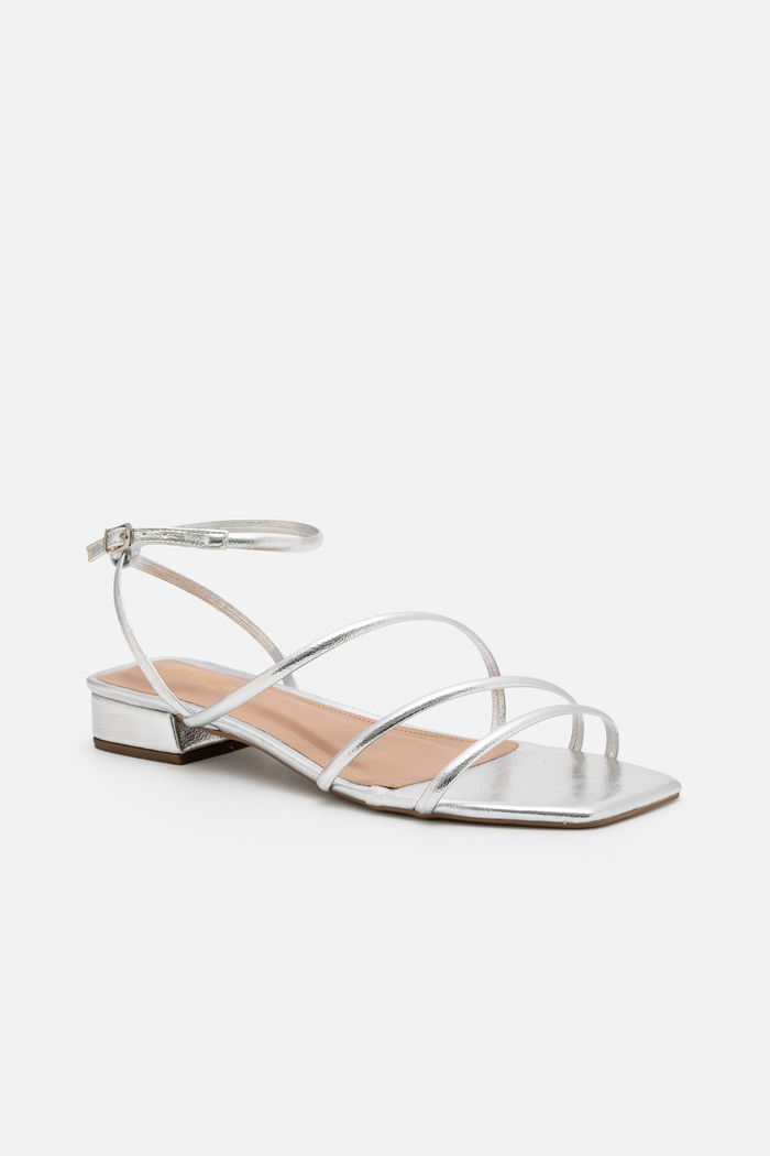 Sandália com Tiras Delicadas e Salto Baixo Prata