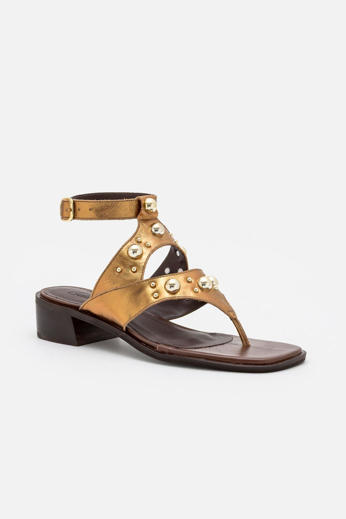 Sandália em Couro com Rebites Cromados Bronze