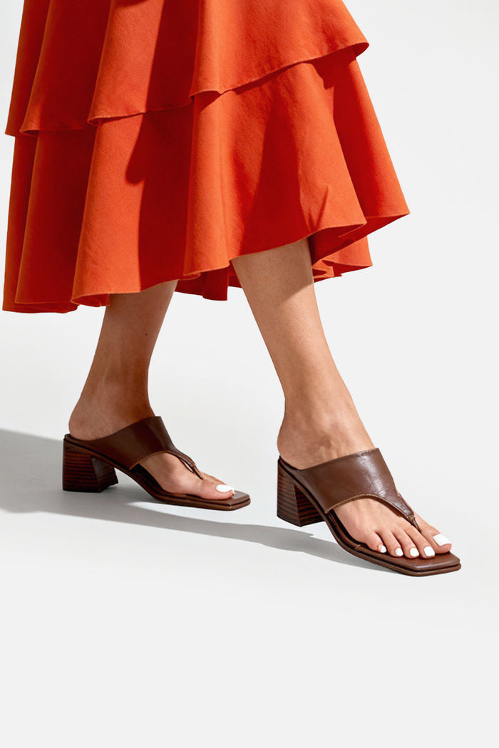 Mule Minimalista em Couro com Salto Blocão Café