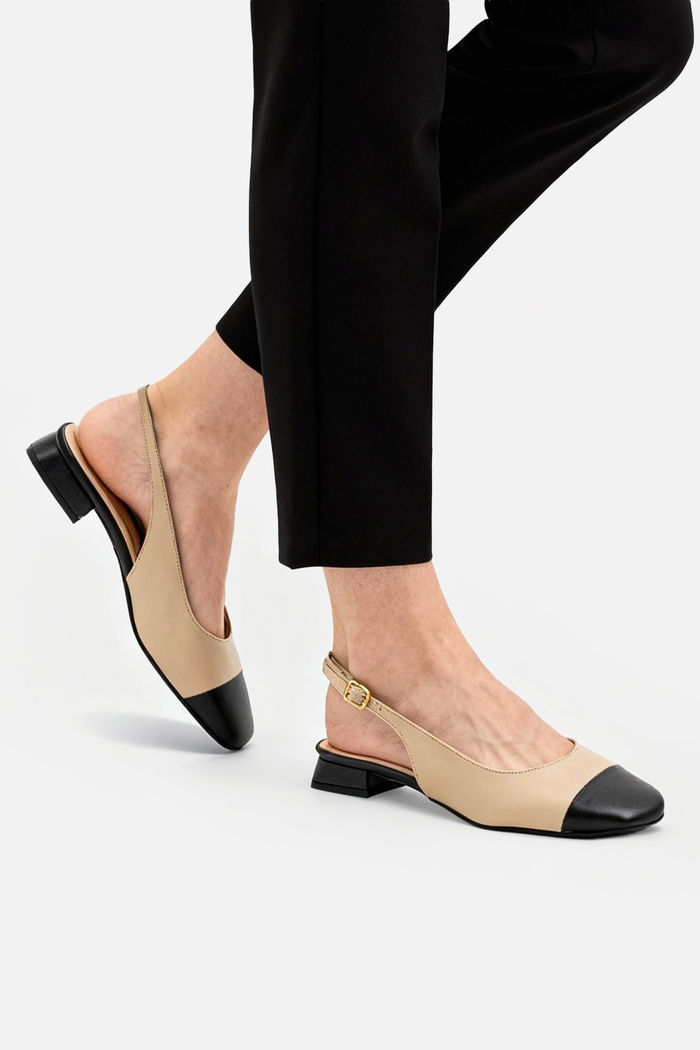 Chanel Bicolor com Bico Quadrado e Salto Baixo Amêndoa