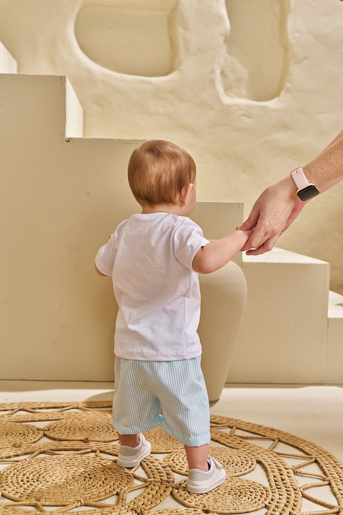 CONJUNTO T-SHIRT EM MEIA MALHA E SHORT EM TECIDO STRIPE MIX