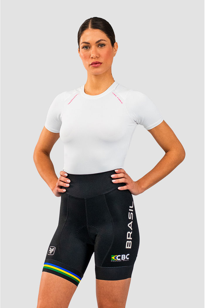 Com a Bermuda de Ciclismo Brasil Collection Free Force voce vive a experiência de se equipar como os atletas de elite do Campeonato Mundial de Ciclismo em Glasgow, na Escócia.       Com o forro Invert Air Gel essa bermuda te proporciona até 10h de pedal c