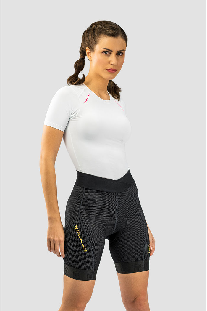 A Bermuda de Ciclismo Feminina Performance Free Force foi desenvolvido pensando em velocidade e alto rendimento, peças produzidas com tecido carbon e forro Invert Air Gel com sua alta tecnologia em conforto, proporcina até 10h de pedal confortável. 