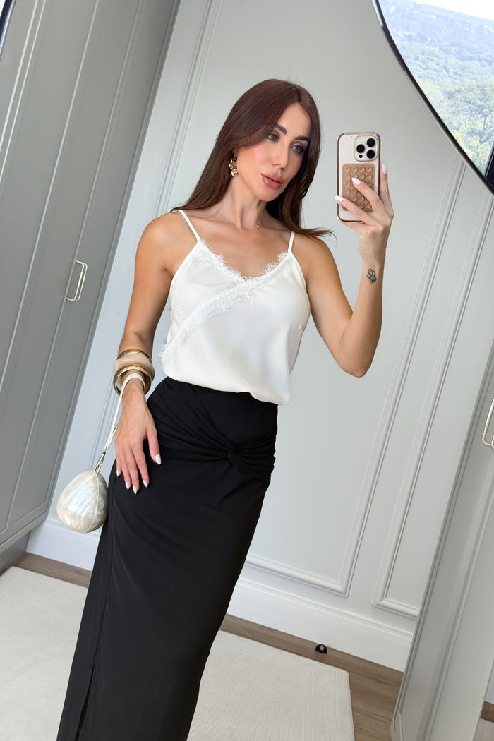 Blusa Assimétrica com Renda Chantilly 2 Cores